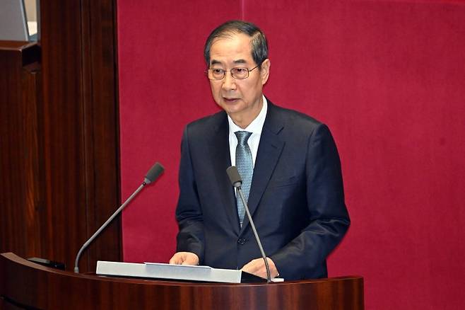 최근 대선 출마설이 돌고 있는 한덕수 대통령 권한대행 국무총리가 24일 국회 본회의장에서 추가경정예산안 시정연설을 하고 있다. 한 권한대행은 이날 출마 여부를 묻는 기자들의 질문에 명확한 입장을 밝히지 않았다. 일각에선 내주 초 출마 여부를 공식화할 것이란 관측이 나온다. 연합뉴스