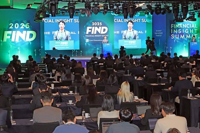 파이낸셜뉴스가 24일 서울 여의도 페어몬트 앰배서더에서 개최한 2025 FIND 둘째 날 행사인 '제23회 서울국제A&D컨퍼런스'에서 이복현 금융감독원장이 축사를 하고 있다. 이날 이 원장은 금융권의 인공지능(AI) 활용 지원체계 마련을 위한 지원을 약속했다. 사진=서동일 기자