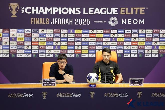 헤이스와 이정효 광주FC 감독. 한국프로축구연맹 제공