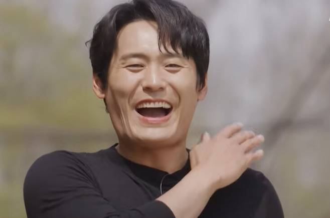 ‘학씨 아저씨’ 배우 최대훈이 유행어 “학~씨”를 선보이고 있다. 유 퀴즈 온 더 블럭 유튜브 갈무리