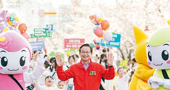 영등포구 여의도 봄꽃축제 꽃길 걷기 퍼레이드에 참가한 최호권 영등포구청장.