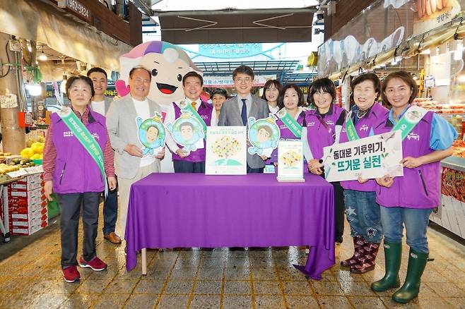 청량리종합시장 ‘돌고 도는 에코백 캠페인‘ 모습. 동대문구 제공