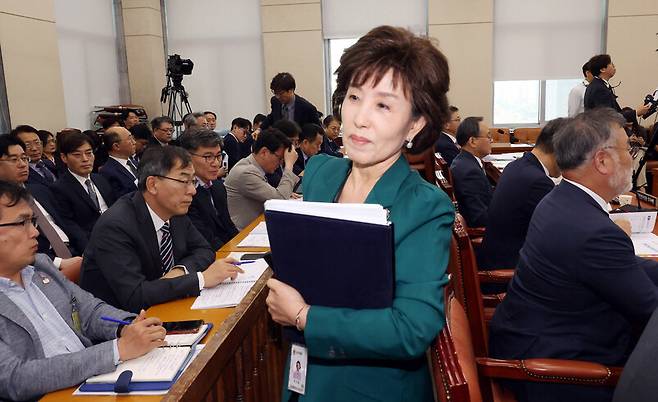 박선영 진실화해위원장이 24일 오후 국회에서 열린 행정안전위원회 전체회의에서 신정훈 행안위원장과 논쟁을 벌이다 이석하고 있다. 신 위원장의 퇴장 명령에는 응하지 않았다. 김경호 선임기자 jijae@hani.co.kr