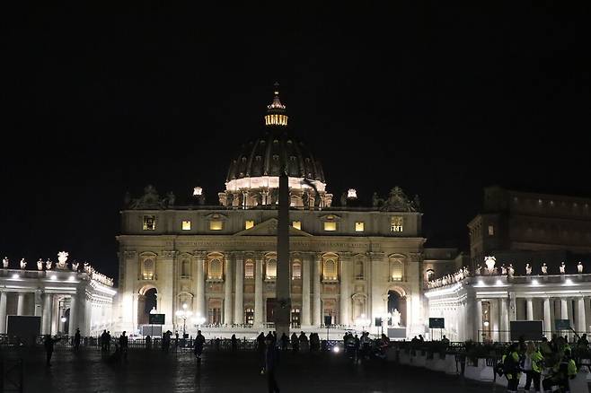 24일(현지시각) 새벽 2시께 이탈리아 로마 바티칸의 성 베드로 대성당 전경. 프란치스코 교황을 조문하기 위한 조문객의 발길이 끊이지 않아 대성당은 조문 종료 시간인 자정이 넘어도 밝게 빛났다. 사진 장예지 특파원 penj@hani.co.kr