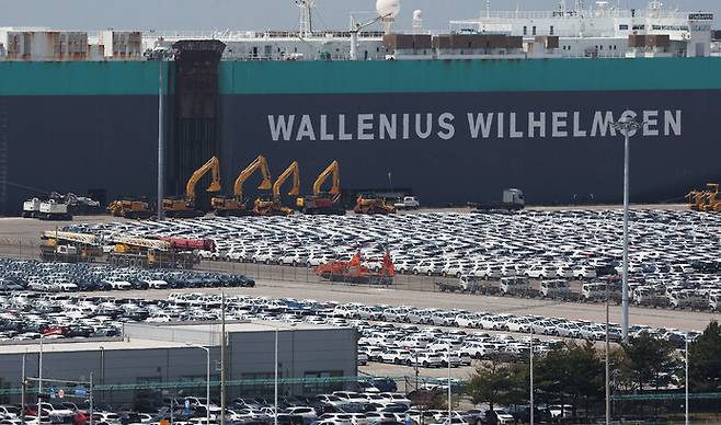지난 21일 경기 평택항에 수출용 자동차가 세워져 있다. 관세청에 따르면 이달 1∼20일까지 수출액은 339억달러로 작년 같은 기간보다 5.2%(18억7천만달러) 감소했다. 주요 국가별로는 미국으로의 수출이 14.3% 줄어 감소세가 두드러졌다. 연합뉴스