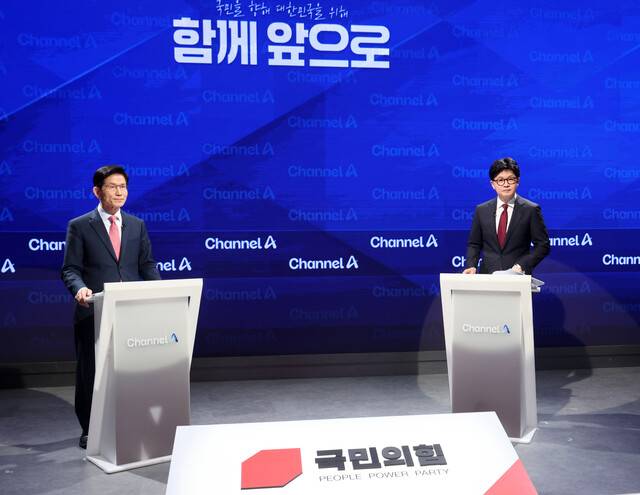 24일 서울 종로구 동아미디어센터 채널에이(A) 오픈스튜디오에서 국민의힘 대선 2차 경선 진출자인 김문수(왼쪽), 한동훈 후보가 토론을 준비하고 있다. 국회사진기자단