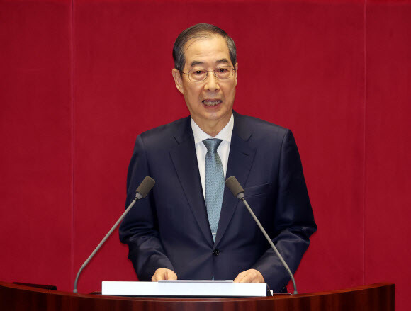 한덕수 대통령 권한대행 국무총리가 24일 국회 본회의에서 추가경정예산안 시정연설을 하고 있다. 공동취재사진