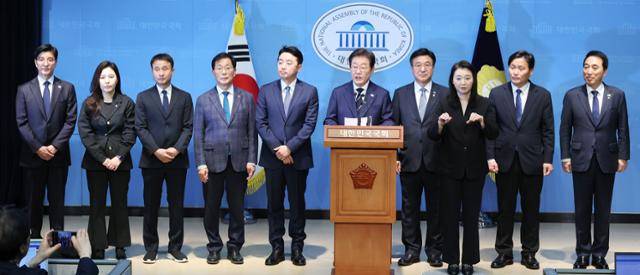 더불어민주당 대선 경선에 출마한 이재명 전 대표가 11일 서울 여의도 국회 소통관에서 집권 청사진 등을 소개하는 '비전 선포식 및 캠프 일정 발표'를 하고 있다. 왼쪽부터 이해식 비서실장, 강유정 대변인, 한병도 종합상황실장, 윤후덕 정책본부장, 강훈식 총괄본부장, 이 전 대표, 윤호중 선대위원장, 김영진 정무전략본부장, 박수현 공보단장. 연합뉴스