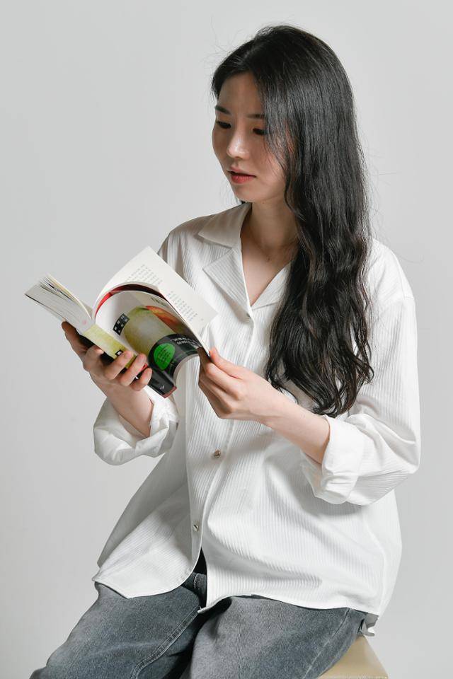 성해나 작가가 22일 서울 중구 한국일보사에서 자신의 두 번째 소설집 '혼모노'를 펼쳐 읽고 있다. 남동균 인턴기자