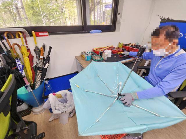 21일 서울 강동구 우산수리센터에서 직원이 우산을 수리하는 모습. 송주용 기자