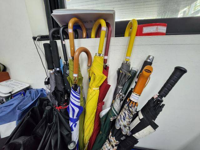 21일 강동구 우산수리센터에서 수리를 마친 우산들이 주인을 기다리는 모습. 송주용 기자