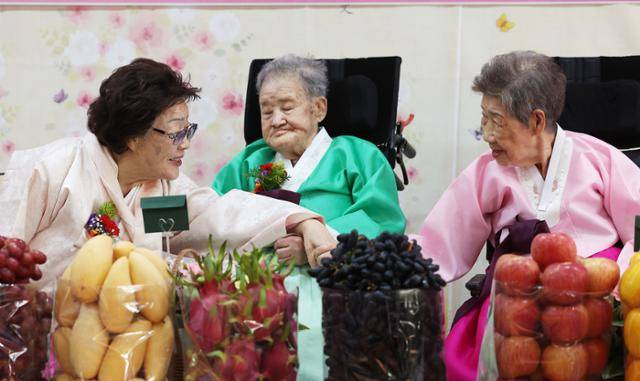 2023년 5월 8일 오후 경기도 광주시 나눔의집에서 열린 '어버이날 기념행사 & 박옥선 어르신 상수연 잔치'에서 이용수 할머니(왼쪽)와 강일출 할머니(오른쪽)가 대화하고 있다. 연합뉴스