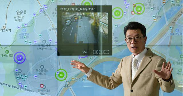 정원오 서울 성동구청장이 15일 서울 성동구청에서 본보와 인터뷰를 진행하던 중 스마트 정책소통 시스템을 시연해 보이고 있다. 하상윤 기자