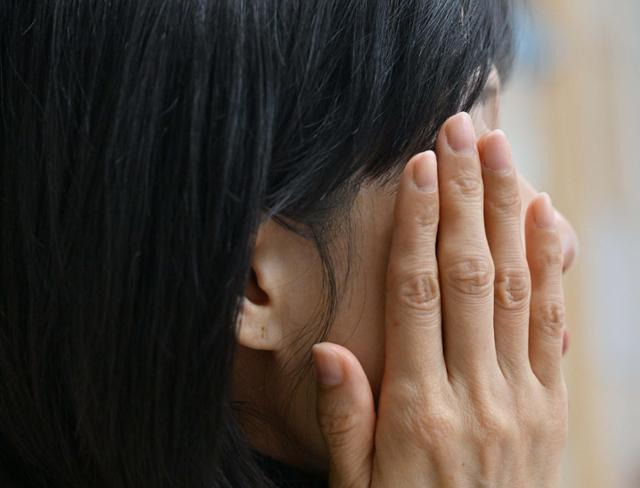 지난 1일 경기 의왕시 청계마을 다함께돌봄센터 내 교육실에서 일본군 ‘위안부’ 생존자 강일출 할머니 등을 돌봤던 배승주(가명) 간호사가 한국일보와 인터뷰 도중 눈물을 닦고 있다. 의왕=최주연 기자