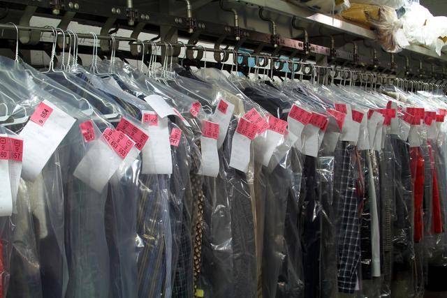 세탁소의 드라이 클리닝 컨베이어 벨트. 게티이미지뱅크