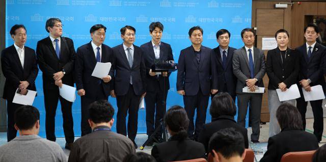 윤건영(왼쪽 다섯 번째) 더불어민주당 전(前)정권정치탄압대책위원회 위원장 등 소속 의원들이 24일 서울 여의도 국회 소통관에서 검찰이 문재인 전 대통령을 뇌물 혐의로 기소한 데 대해 규탄 기자회견을 마친 뒤 백브리핑을 하고 있다. 뉴시스