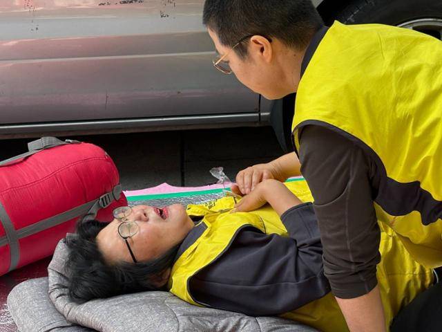 24일 서울 종로구 청진공원에서 고용보장 농성을 벌이던 홈플러스 노동자들과 농성장 철거에 나선 종로구청 측 철거 인력이 충돌했다. 사진은 홈플러스 노동자가 호흡곤란으로 쓰러진 모습. 홈플러스 노조 제공