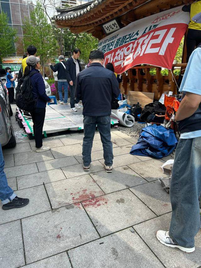 24일 서울 종로구 청진공원에서 고용보장 농성을 벌이던 홈플러스 노동자들과 농성장 철거에 나선 종로구청 측 철거 인력이 충돌했다. 철거인력 칼에 손을 다친 노동자가 흘린 피가 공원 바닥에 고스란히 남아있다. 홈플러스 노조 제공