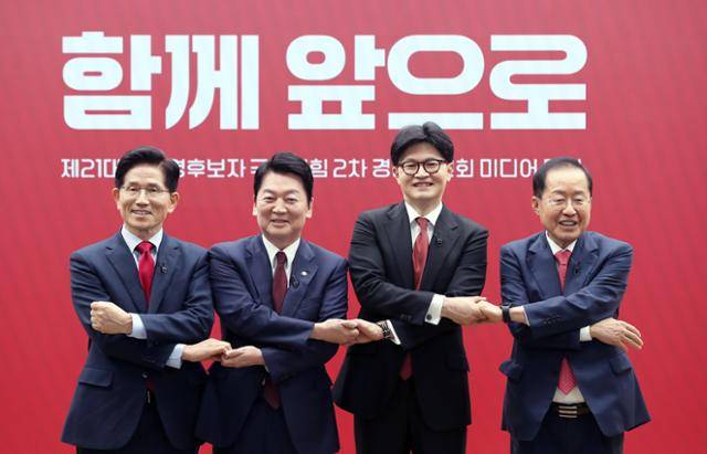김문수(왼쪽부터), 안철수, 한동훈, 홍준표 제21대 대통령선거 국민의힘 경선 후보가 23일 서울 여의도 국민의힘 중앙당사에서 열린 2차 경선토론회 미디어데이에서 기념촬영을 하고 있다. 뉴시스