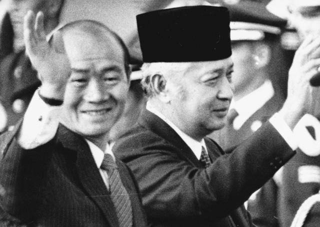 인도네시아를 32년간 철권통치한 수하르토(오른쪽) 전 대통령이 1981년 6월 인도네시아를 국빈 방문한 전두환 전 대통령과 시민들을 향해 인사를 하고 있다. 한국일보 자료사진