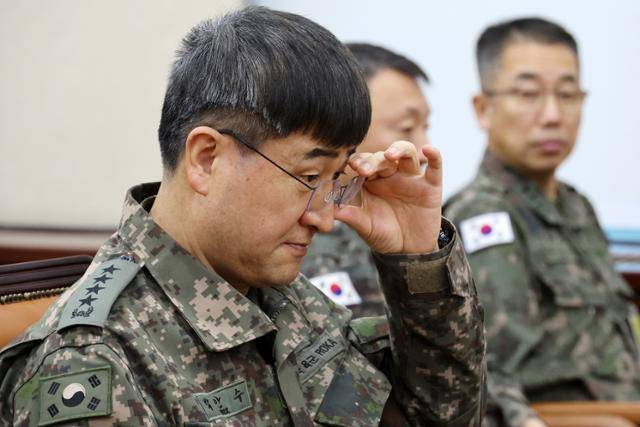 박안수 육군참모총장이 2월 21일 서울 여의도 국회에서 열린 윤석열 정부의 비상계엄 선포를 통한 내란 혐의 진상규명 국정조사 특별위원회 4차 청문회에서 안경을 고쳐 쓰고 있다. 뉴시스