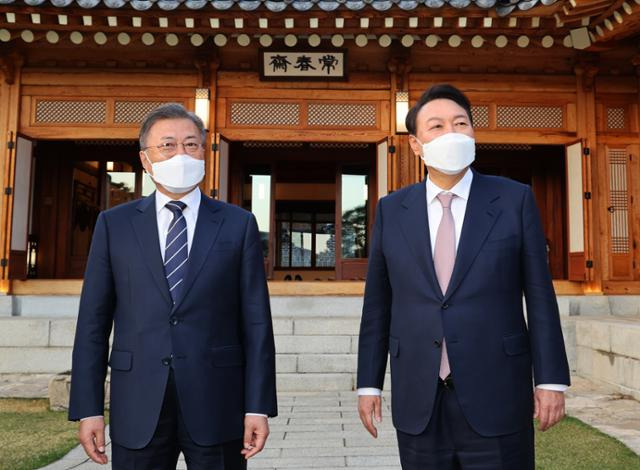 윤석열 전 대통령이 당선자 신분이던 2022년 3월 28일 문재인 당시 대통령과 만찬 회동을 위해 청와대 상춘재로 향하고 있다. 연합뉴스