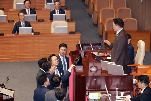 권성동 국민의힘 원내대표가 24일 오전 서울 여의도 국회 본회의장에서 열린 제242회 국회(임시회) 제6차 본회의에서 우원식 국회의장의 발언에 항의하고 있다. 하상윤 기자