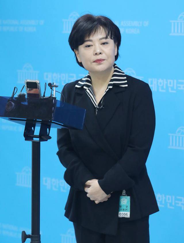 윤희숙 국민의힘 여의도연구원장이 지난해 국회의원 선거에 출마하며 취재진의 질문을 받고 있다. 뉴스1
