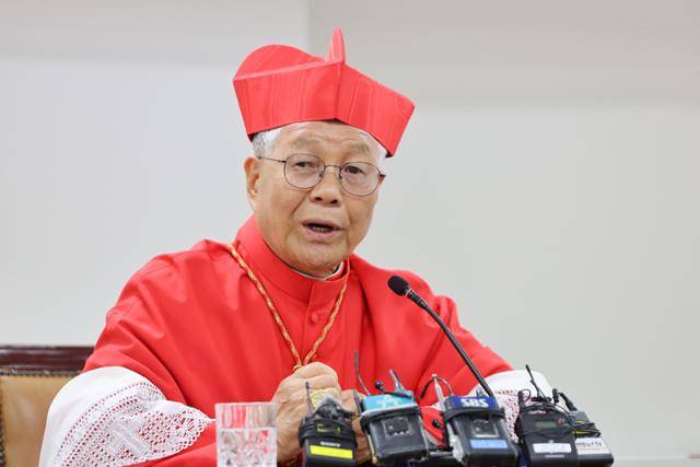 교황청 성직자부 장관인 유흥식 추기경이 2023년 천주교 서울대교구청에서 '라자로 유흥식' 출간 기념 기자간담회를 하고 있다. 연합뉴스