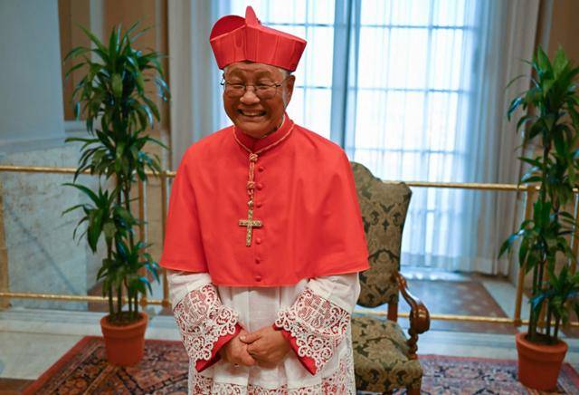 바티칸에서 한국인 네 번째 추기경으로 서임된 유흥식 라자로 추기경이 2022년 가족과 친지 등을 만나 축하를 받으며 활짝 웃고 있다. 바티칸=연합뉴스