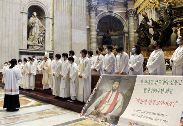 2021년 바티칸시국 성베드로 대성전에서 봉헌된 성김대건 안드레아 신부 탄생 200주년 기념 미사에서 유흥식 대주교와 한인 사제들이 모여 있다. 바티칸=연합뉴스