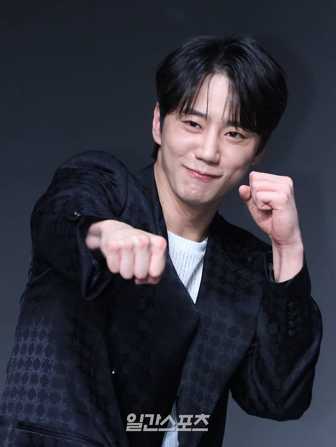 배우 이준영이 21일 오전 서울 마포구 호텔 나루 서울 엠갤러리에서 열린 넷플릭스 오리지널 '약한영웅 Class 2' 제작발표회에 참석해 포토타임을 갖고 있다. '약한영웅 Class 2'는 친구를 위해 폭력에 맞섰으나 끝내 지키지 못한 트라우마를 안고 은장고로 전학 간 모범생 연시은이 다시는 친구를 잃을 수 없기에 더 큰 폭력과 맞서면서 벌어지는 처절한 생존기이자 찬란한 성장담을 그린다. 오는 25일 공개. 서병수 기자 qudtn@edaily.co.kr /2025.04.21/