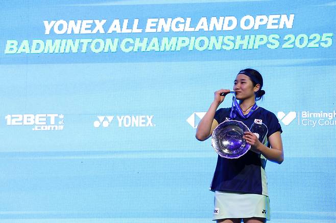 안세영이 지난 17일 영국 버밍엄의 유틸리타 아레나에서 열린 2025 BWF 전영 오픈 여자 단식 결승전에서 왕즈이(중국)를 제압한 뒤 시상대에 올라 환호하고 있다. AFP=연합뉴스