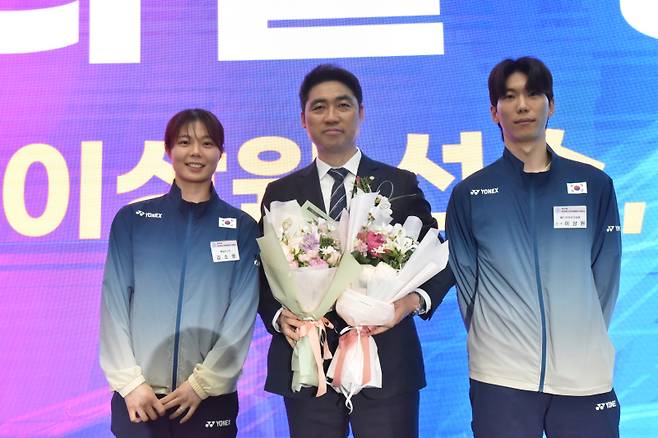 김동문 회장이 이상원(오른쪽), 김소영(왼쪽)과 함께 포주를 취한 모습. 사진=대한배드민턴협회