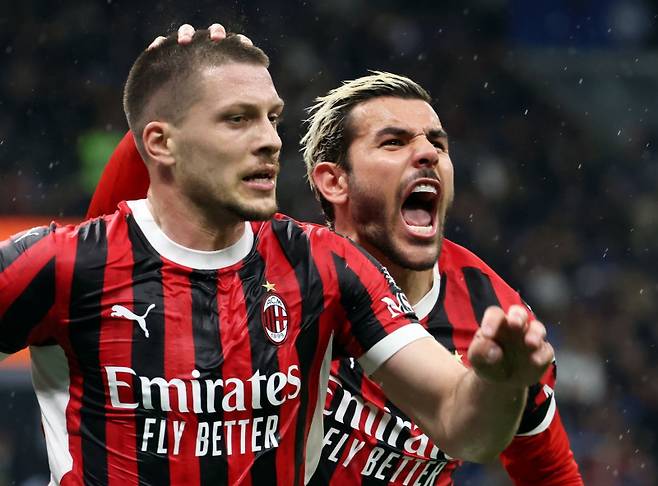 <yonhap photo-3417=""> epaselect epa12050174 AC Milan's Luka Jovic (L) jubilates with his teammate Theo Hernandez after scoring the opening goal during the Italian Cup semi final second leg soccer match between Inter and Milan at Giuseppe Meazza stadium in Milan, Italy, 23 April 2025. EPA/MATTEO BAZZI/2025-04-24 07:15:03/ <저작권자 ⓒ 1980-2025 ㈜연합뉴스. 무단 전재 재배포 금지, AI 학습 및 활용 금지></yonhap>