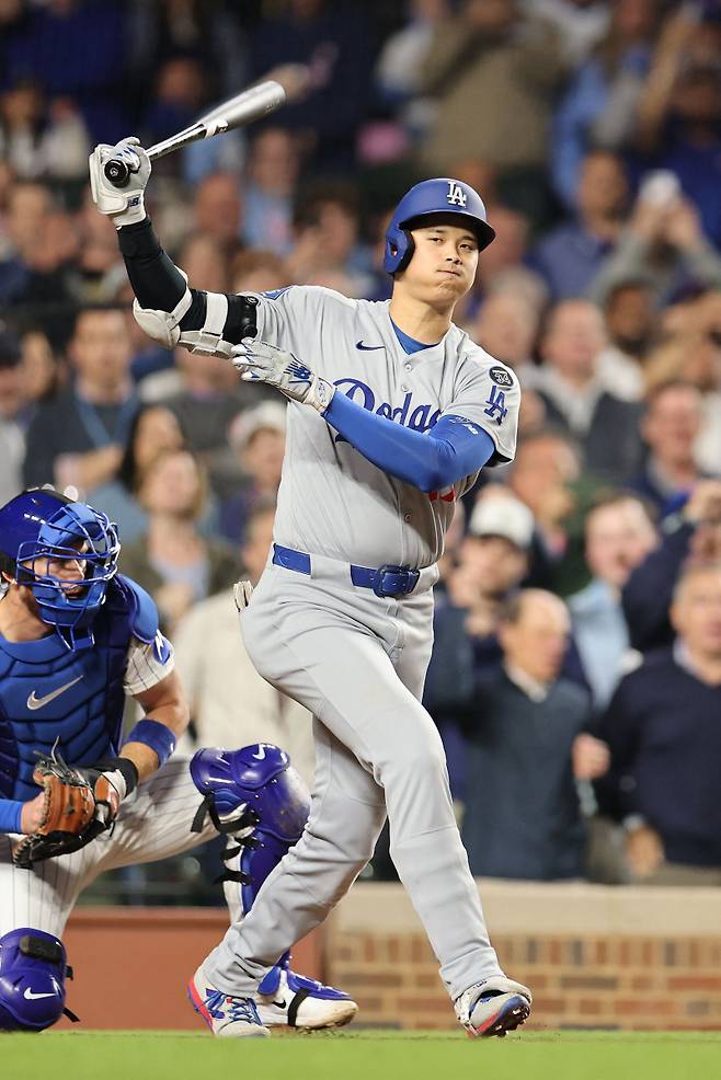 <yonhap photo-4164=""> CHICAGO, ILLINOIS - APRIL 23: Shohei Ohtani #17 of the Los Angeles Dodgers reacts after striking out during the ninth inning against the Chicago Cubs at Wrigley Field on April 23, 2025 in Chicago, Illinois. Michael Reaves/Getty Images/AFP (Photo by Michael Reaves / GETTY IMAGES NORTH AMERICA / Getty Images via AFP)/2025-04-24 11:02:33/ <저작권자 ⓒ 1980-2025 ㈜연합뉴스. 무단 전재 재배포 금지, AI 학습 및 활용 금지></yonhap>