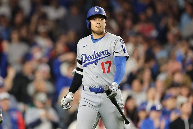 <yonhap photo-4168=""> CHICAGO, ILLINOIS - APRIL 23: Shohei Ohtani #17 of the Los Angeles Dodgers reacts after striking out during the ninth inning against the Chicago Cubs at Wrigley Field on April 23, 2025 in Chicago, Illinois. Michael Reaves/Getty Images/AFP (Photo by Michael Reaves / GETTY IMAGES NORTH AMERICA / Getty Images via AFP)/2025-04-24 11:02:34/ <저작권자 ⓒ 1980-2025 ㈜연합뉴스. 무단 전재 재배포 금지, AI 학습 및 활용 금지></yonhap>