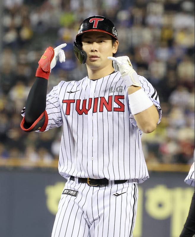 16일 오후 잠실야구장에서 열린 2025 프로야구 삼성과 LG 경기. LG 홍창기가 4회 1타점 적시타를 날리고 기뻐하고있다. 잠실=정시종 기자 capa@edaily.co.kr /2025.04.16.