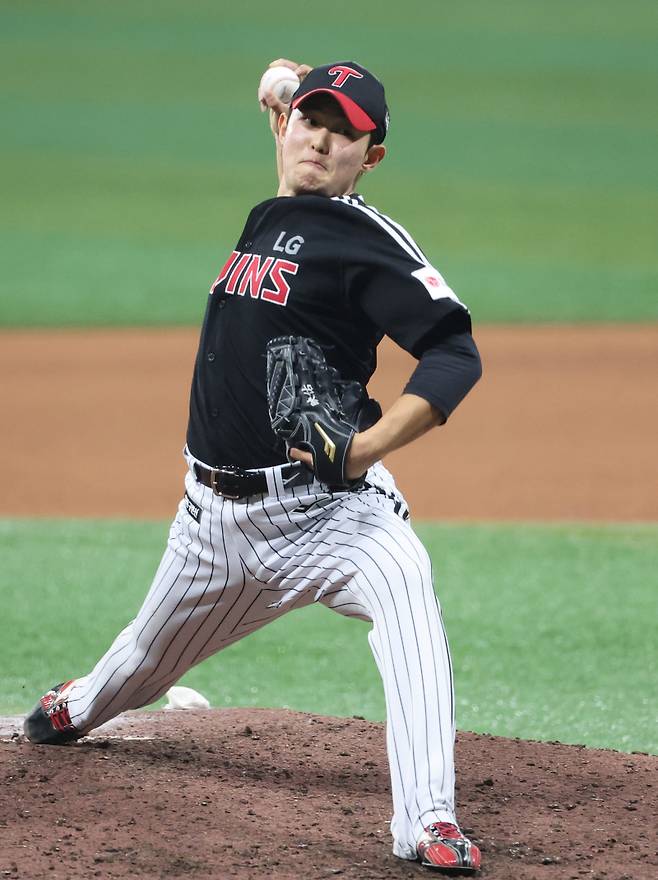 2025 KB0리그 프로야구 키움히어로즈와 LG트윈스의 경기가 10일 오후 서울 고척스카이돔에서 열렸다. 8회말 김영우가 구원등판해 역투하고 있다. 고척=김민규 기자 mgkim1@edaily.co.kr /2025.04.10/