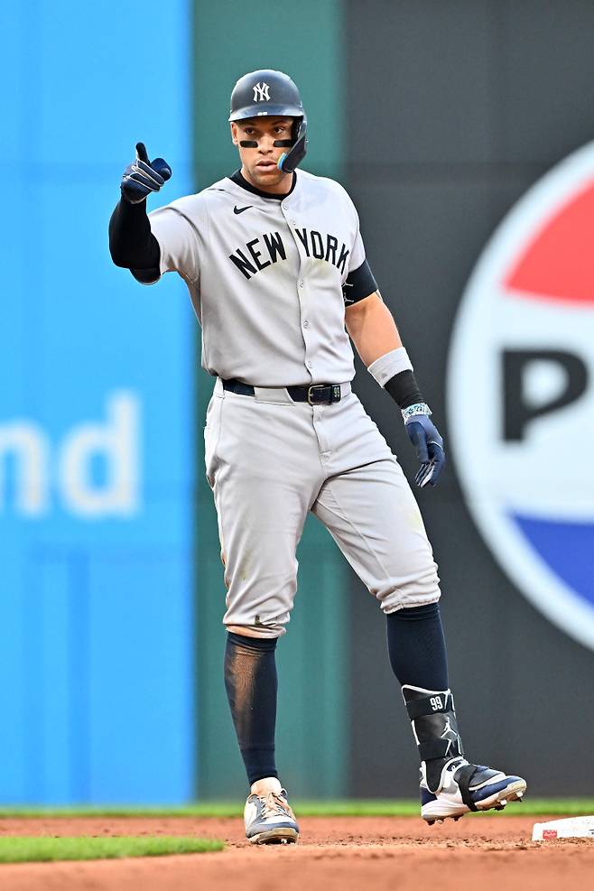 <yonhap photo-2974=""> CLEVELAND, OHIO - APRIL 22: Aaron Judge #99 of the New York Yankees celebrates after hitting a double during the sixth inning against the Cleveland Guardians at Progressive Field on April 22, 2025 in Cleveland, Ohio. Jason Miller/Getty Images/AFP (Photo by Jason Miller / GETTY IMAGES NORTH AMERICA / Getty Images via AFP)/2025-04-23 10:44:56/ <저작권자 ⓒ 1980-2025 ㈜연합뉴스. 무단 전재 재배포 금지, AI 학습 및 활용 금지></yonhap>