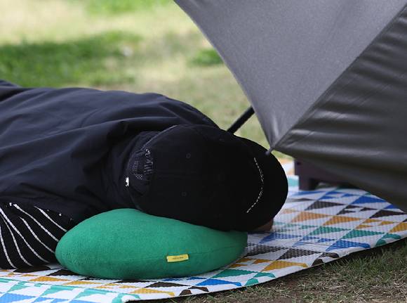 지난 23일 서울 서초구 반포한강공원에서 한 시민이 휴식을 취하고 있다. [사진=연합뉴스]