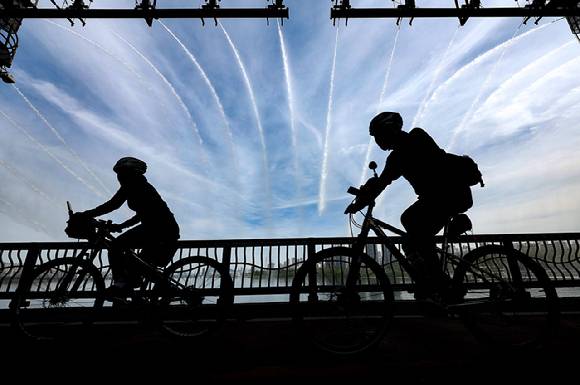 지난 23일 서울 서초구 잠수교에 설치된 달빛무지개분수가 가동되고 있다. [사진=연합뉴스]