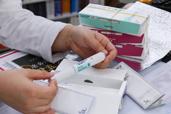 17일 오후 서울 종로구 새종로약국에서 약사가 비만치료제 위고비에 대해 설명하고 있다. 2024.10.17 [사진=연합뉴스]