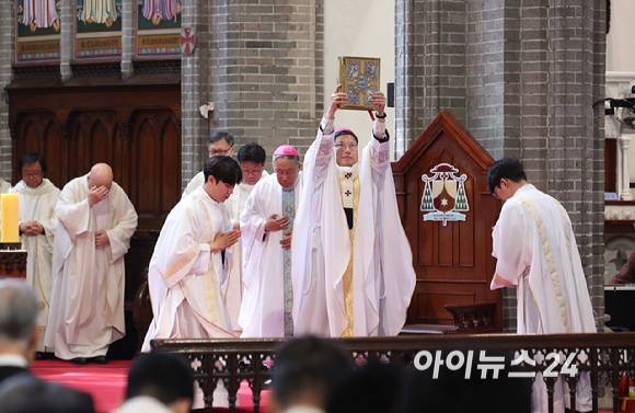 24일 오전 서울 중구 명동대성당에서 천주교 서울대교구장 정순택 대주교 주례로 프란치스코 교황 추모 미사가 거행되고 있다. [사진=사진공동취재단]