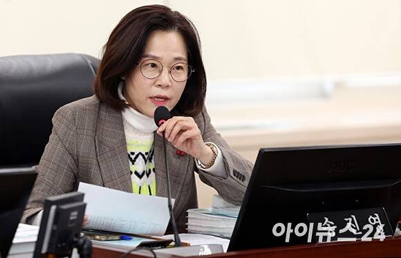 송진영 시의원이 회기 중 집행부를 향해 날카로운 질의를 이어가고 있다. [사진=송진영 의원]