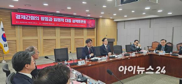 24일 국회 의원회관에서 열린 '경제간첩의 활동과 입법적 대응' 정책토론회에서 이성권 국민의힘 의원(왼쪽)이 발언하고 있다. [사진=박지은 기자]