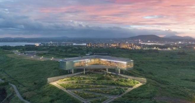 “어둠이 내려앉을수록, 이 건축은 더 말이 많아진다. 그곳에선 빛이 이야기를 대신한다.” (휘닉스 아일랜드 제공)