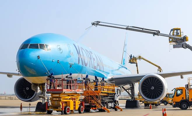 하늘빛을 닮은 거대한 날개가, 봄빛 속에서 다시 태어난다. 정비팀의 정교한 손길과 물살이 만나며, ‘리뉴얼 블루’는 하늘을 준비한다. (대한항공 제공)