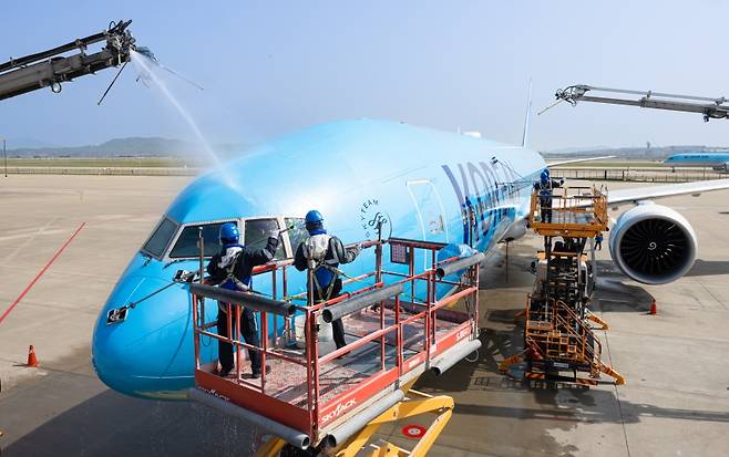 코끝을 스치는 물줄기와 손끝의 집중. 하늘로 나아가기 전 비행은, 이렇게 정성스런 준비를 모두 거치고서야 마무리된다. (대한항공 제공)