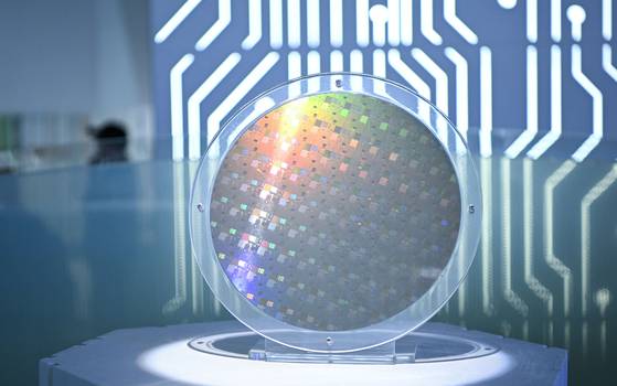 중국 광둥성 광저우시의 반도체 회사 캔세미에 전시된 웨이퍼. 신화통신=연합뉴스